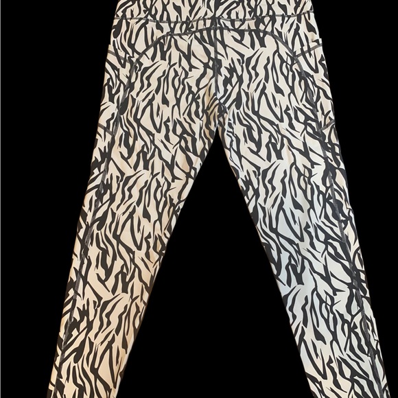Zyia brilliant pocket zebra leggings 7/8 mid rise - Picture 6 of 6